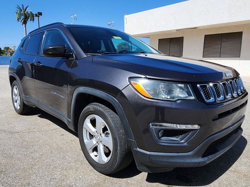 Used 2018 Jeep Compass Latitude FWD image 3