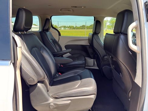Used 2023 Chrysler Pacifica Touring-L FWD image 31