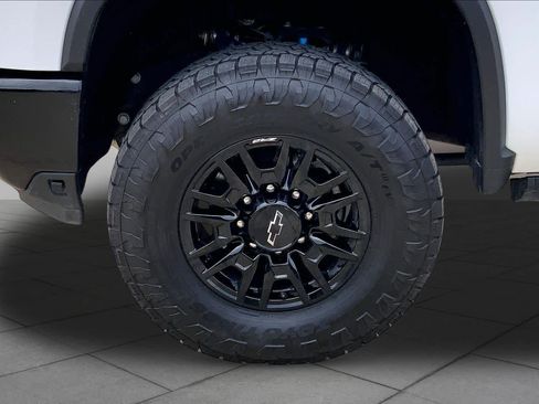 Used 2025 Chevrolet Silverado 2500 ZR2 w/ Technology Package AWD/4WD image 11