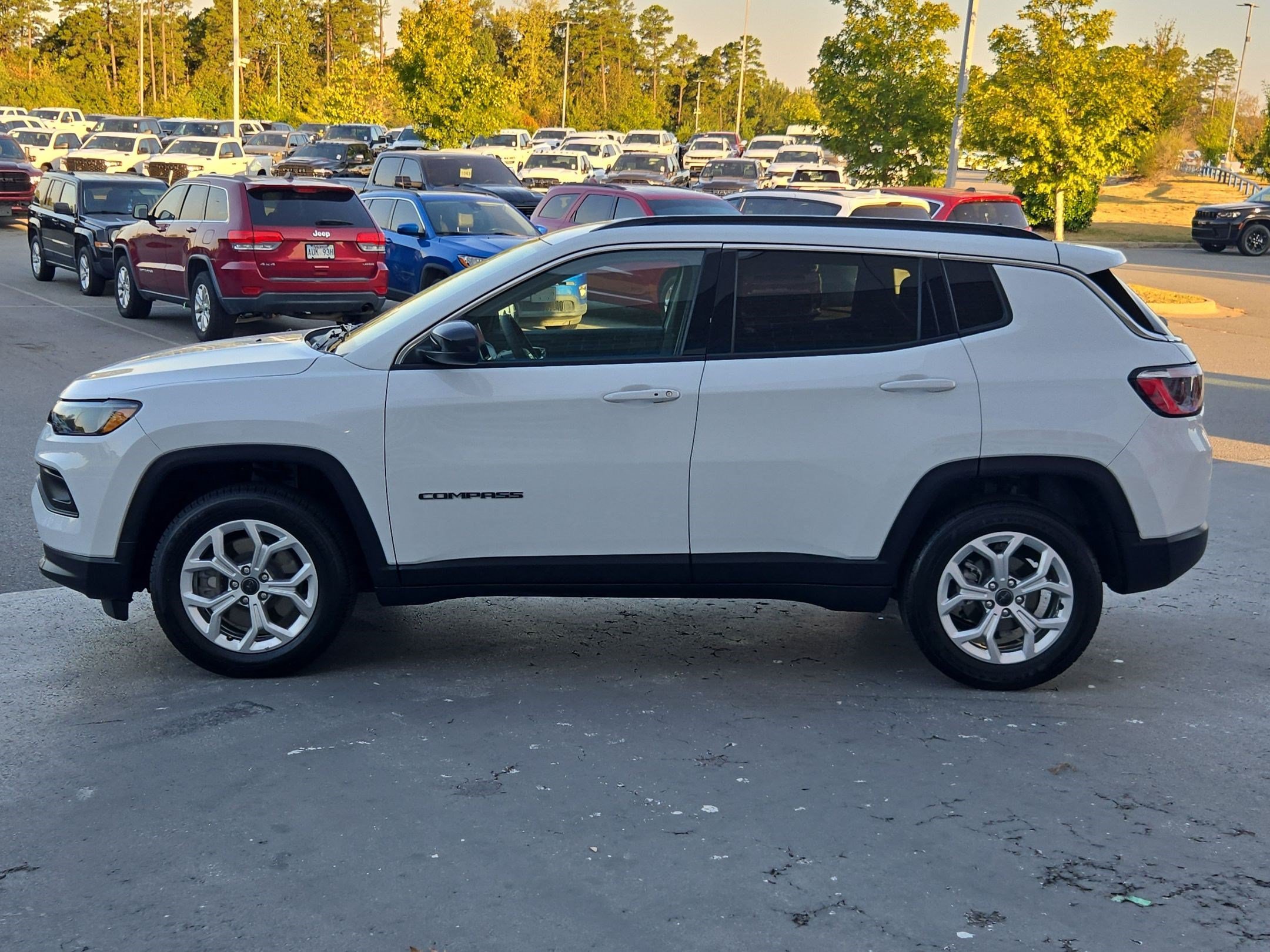 Used 2025 Jeep Compass Latitude AWD/4WD image 4