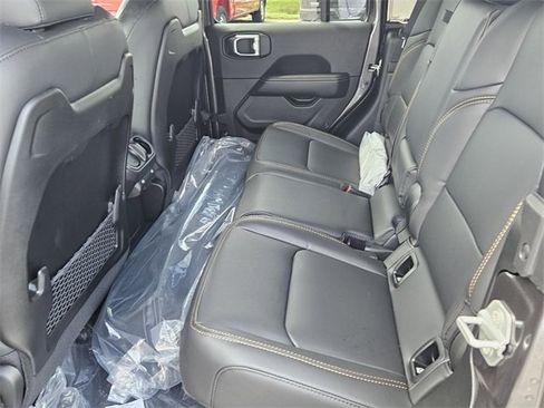 New 2025 Jeep Gladiator High Tide image 5