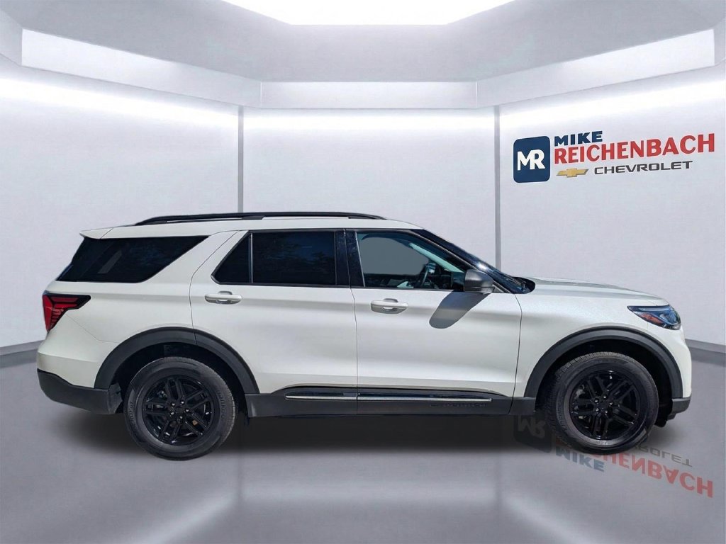 Used 2025 Ford Explorer Active AWD/4WD image 3