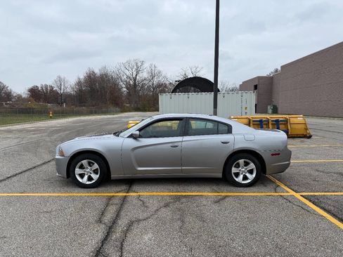 Used 2011 Dodge Charger SE image 2