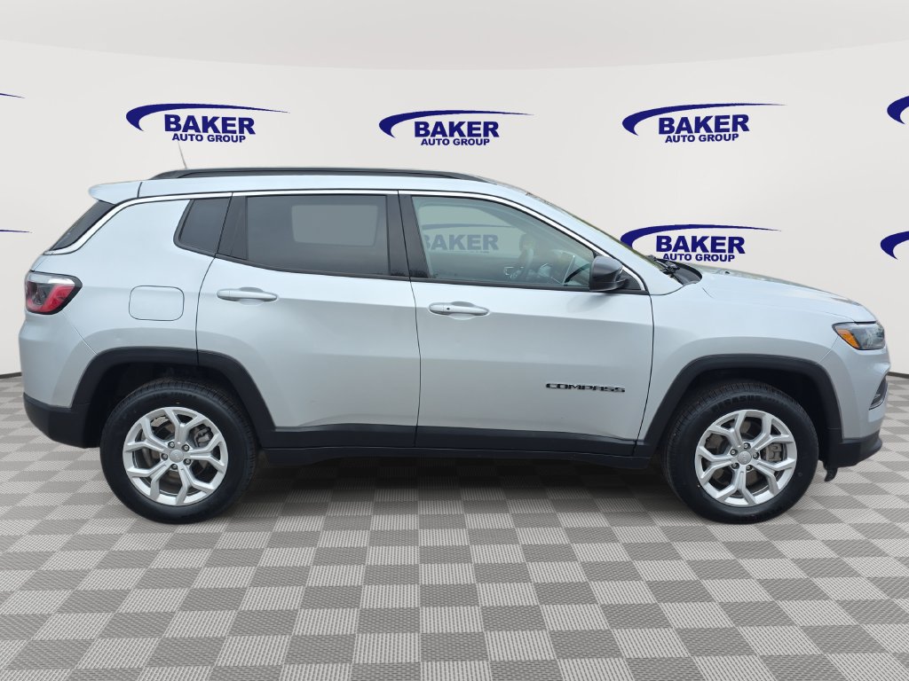Used 2024 Jeep Compass Latitude AWD/4WD image 2