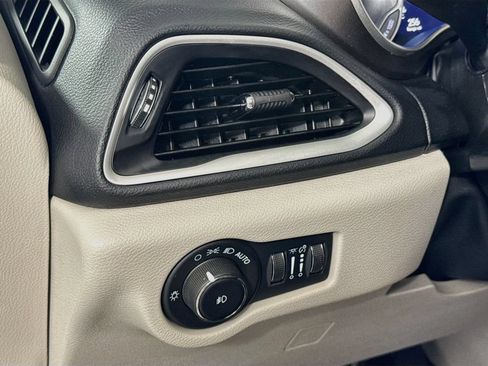 Used 2024 Chrysler Pacifica Touring-L FWD image 10