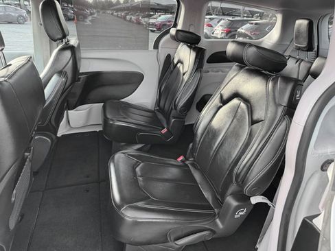 Used 2023 Chrysler Pacifica Touring-L image 18