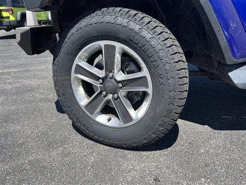 Used 2018 Jeep Wrangler Unlimited Sahara w/ Cold Weather Group AWD/4WD image 14