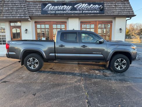 Used 2018 Toyota Tacoma TRD Off-Road image 1