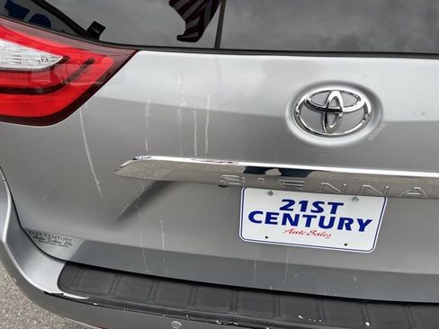 Used 2017 Toyota Sienna Limited image 12