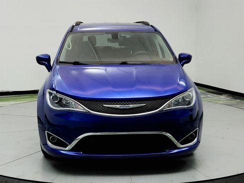 Used 2018 Chrysler Pacifica Touring-L Plus image 2