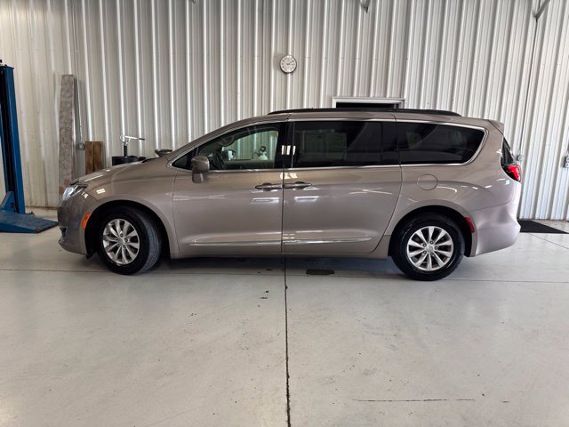 Used 2017 Chrysler Pacifica Touring-L FWD image 2