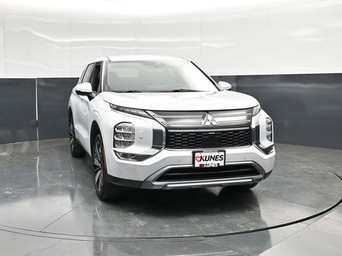 Used 2025 Mitsubishi Outlander AWD image 5