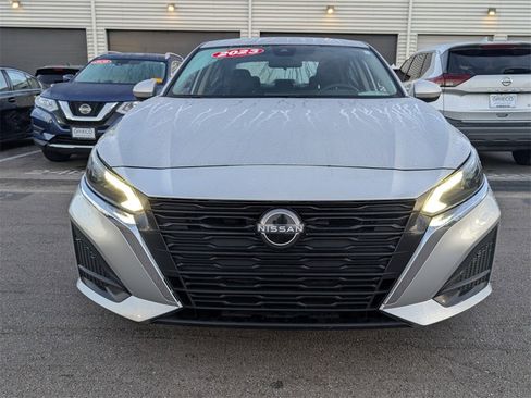 Used 2023 Nissan Altima 2.5 SV image 3