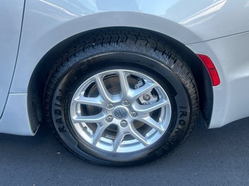 Used 2024 Chrysler Pacifica Touring-L FWD image 26