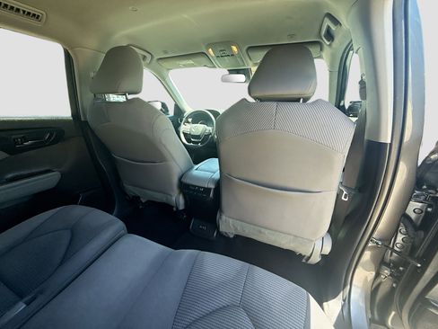 Used 2023 Toyota Highlander L FWD image 29