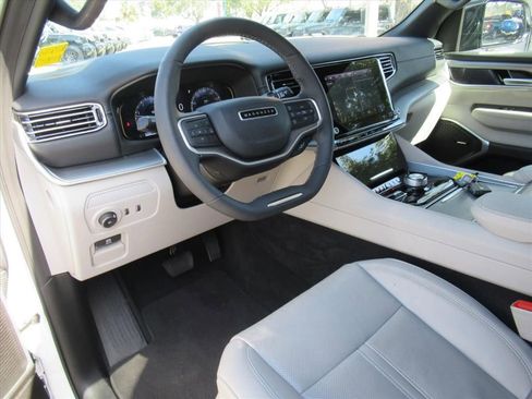 Used 2025 Jeep Wagoneer 4WD image 16