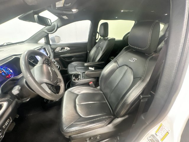 Used 2022 Chrysler Pacifica Touring-L w/ Uconnect Theater Family Group FWD image 15