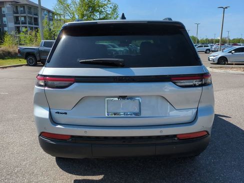 Used 2025 Jeep Grand Cherokee Altitude AWD/4WD image 5