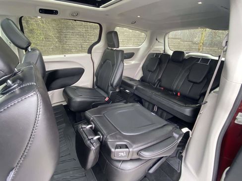 Used 2023 Chrysler Pacifica Touring-L AWD/4WD image 31