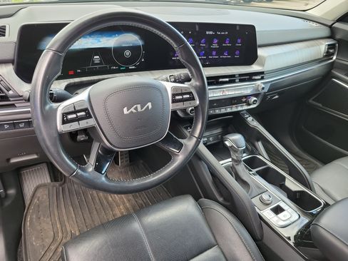 Used 2024 Kia Telluride SX FWD image 2