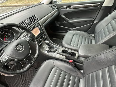 Used 2018 Volkswagen Passat 2.0T SEL Premium image 22