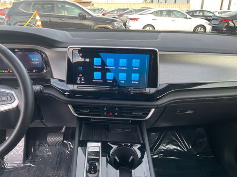 Used 2025 Volkswagen Atlas Cross Sport SE image 17