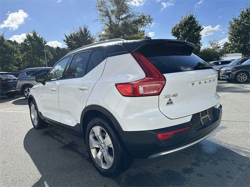 Used 2020 Volvo XC40 T4 Momentum image 3