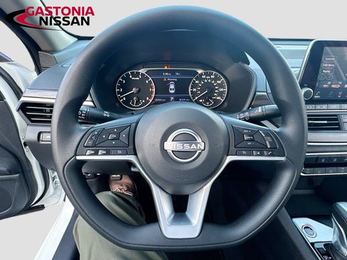 Used 2025 Nissan Altima 2.5 SV FWD image 29