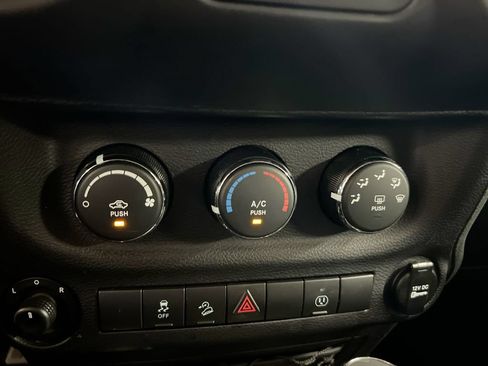 Used 2017 Jeep Wrangler Unlimited Sahara w/ Connectivity Group AWD/4WD image 15