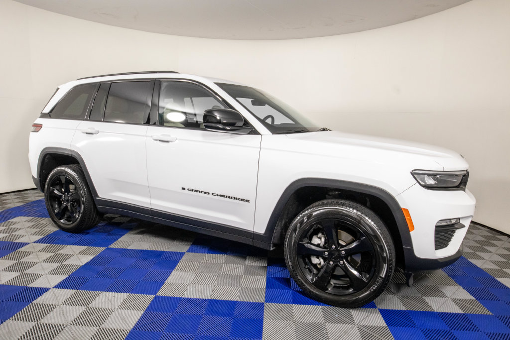 Used 2025 Jeep Grand Cherokee Limited w/ Black Appearance Package AWD/4WD image 4