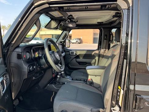 Certified 2025 Jeep Wrangler Unlimited Rubicon w/ Convenience Group AWD/4WD image 11