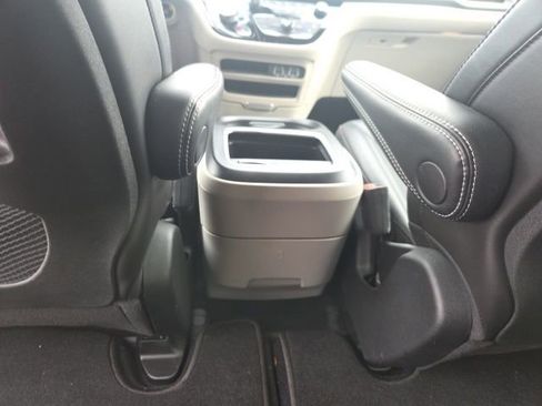 Used 2023 Chrysler Pacifica Touring-L image 47