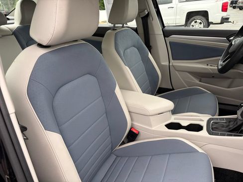 Certified 2025 Volkswagen Jetta SE w/ Sunroof Package FWD image 30