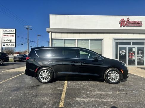 New 2026 Chrysler Pacifica Limited image 11