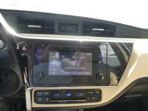Used 2018 Toyota Corolla LE FWD image 19