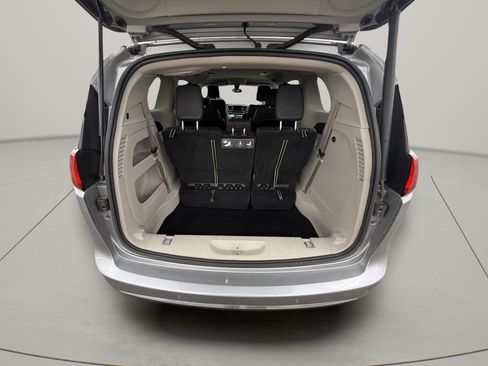 Used 2020 Chrysler Pacifica Touring-L FWD image 14