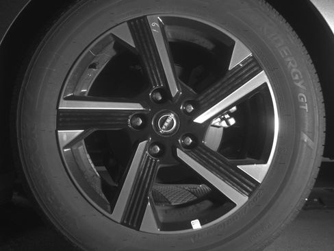 Used 2025 Nissan Sentra SV image 14