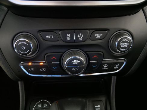 Used 2021 Jeep Cherokee Trailhawk w/ Technology Group AWD/4WD image 23