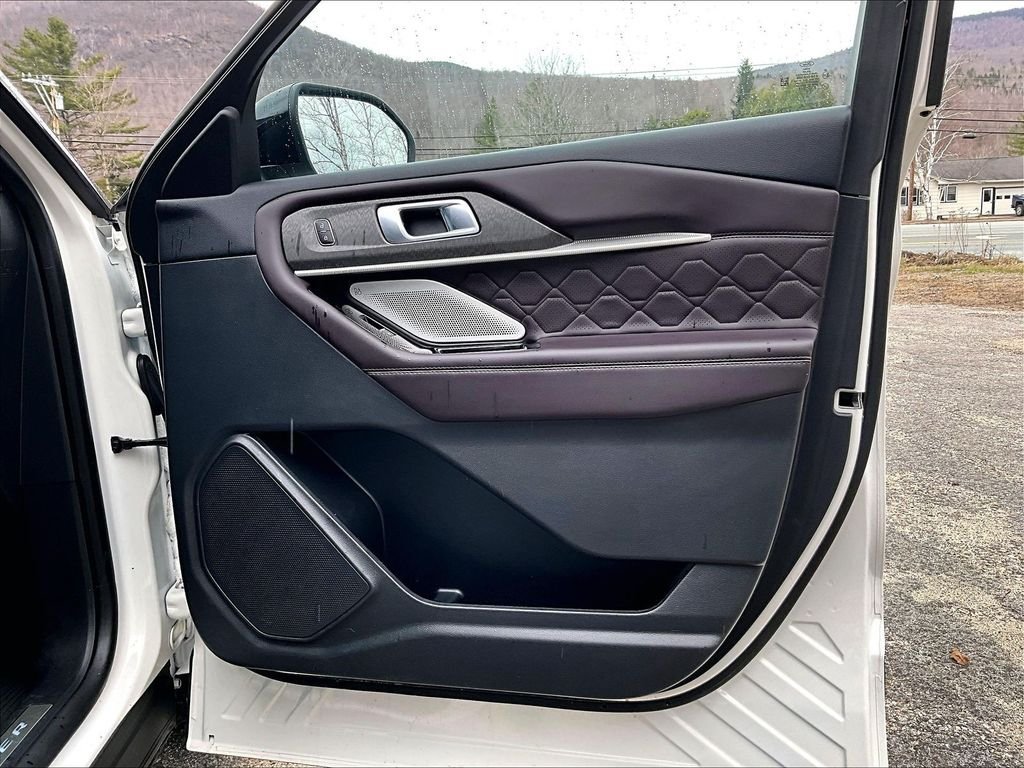 Used 2025 Ford Explorer Platinum w/ Ultimate Package AWD/4WD image 12