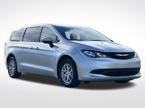 Used 2023 Chrysler Voyager LX image 34