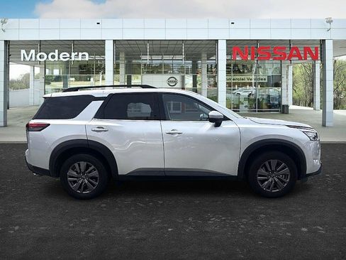 Certified 2024 Nissan Pathfinder SV FWD image 6