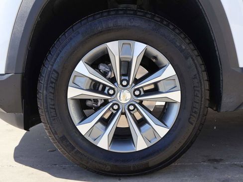 Used 2025 Chevrolet Equinox LT AWD/4WD image 6