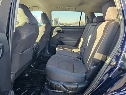 Used 2022 Toyota Highlander LE image 17