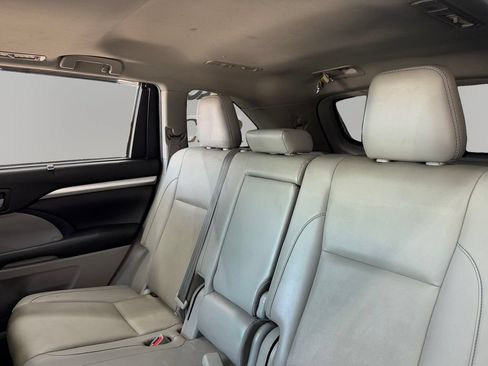 Used 2019 Toyota Highlander XLE FWD image 13