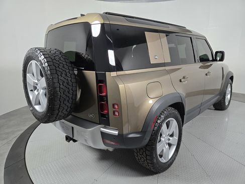 Used 2023 Land Rover Defender 110 SE image 2