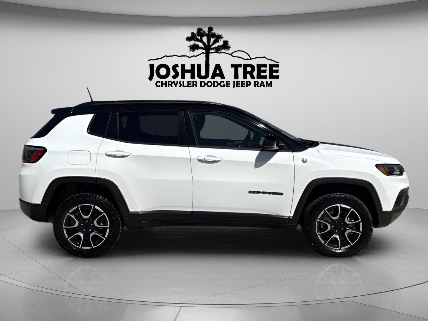 Used 2024 Jeep Compass Trailhawk AWD/4WD image 8