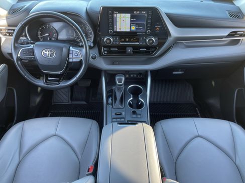 Used 2020 Toyota Highlander XLE image 14