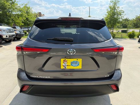 Used 2020 Toyota Highlander XLE FWD image 5