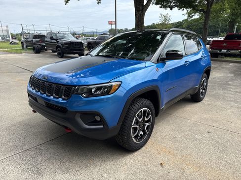 Used 2025 Jeep Compass Trailhawk AWD/4WD image 3