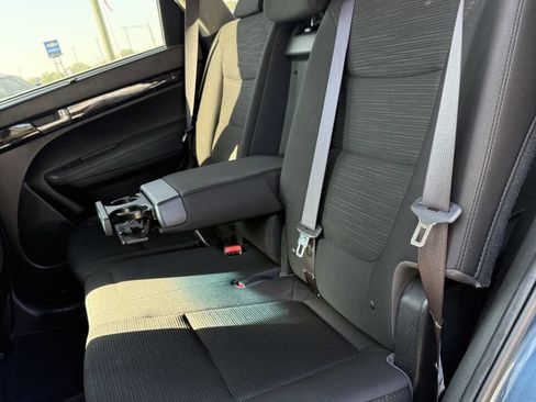 Used 2015 Kia Sorento LX image 18
